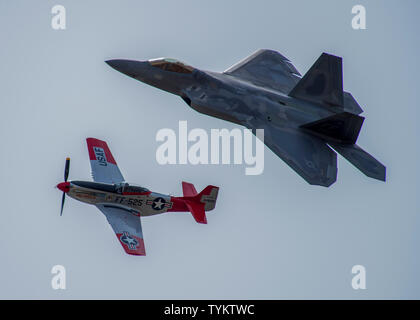 Un F-22 Raptor et un P-51 Mustang effectuer un vol du patrimoine au cours de la 2019 Skyfest 2019 Open House et le spectacle aérien à Fairchild Air Force Base, Washington, le 22 juin 2019. Skyfest 2019 Portes ouvertes de l'Airshow offrait une vue unique sur le rôle de l'équipe de Fairchild dans l'activation de la mobilité mondiale rapide pour l'US Air Force. L'exposition comportait plus de 13 actes d'antenne et de l'exposition statique 16 aéronefs, ainsi que d'autres attractions et affiche. (U.S. Air Force photo par un membre de la 1re classe Lawrence Sena) Banque D'Images