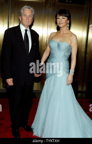 Michael Douglas et Catherine Zeta-Jones arrivent au Tony Awards 2010 au Radio City Music Hall de New York le 13 juin 2010. UPI/Joe Corrigan Banque D'Images