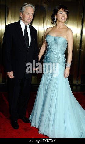 Michael Douglas et Catherine Zeta-Jones arrivent au Tony Awards 2010 au Radio City Music Hall de New York le 13 juin 2010. UPI/Joe Corrigan Banque D'Images