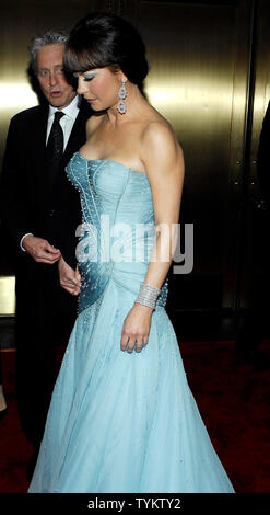 Michael Douglas et Catherine Zeta-Jones arrivent au Tony Awards 2010 au Radio City Music Hall de New York le 13 juin 2010. UPI/Joe Corrigan Banque D'Images