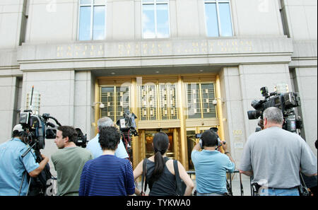 Media rassemble à l'extérieur de la Cour fédérale après l'attentat de Time Square Faisal Shahzad suspect a plaidé coupable sur la terreur et les frais d'armes le 21 juin 2010 à New York. Un grand jury fédéral a renvoyé un 10-count accusation inculpant Shahzad, un citoyen américain, pour avoir conduit une voiture piégée, qui n'a pas explosé, dans Times Square le 1er mai 2010. (Photo d'UPI/Monika Graff) Banque D'Images