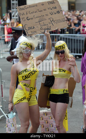 Lady Gaga fans de tenir des panneaux avant qu'elle exécute sur le NBC Today Show du Rockefeller Center à New York le 9 juillet 2010. UPI/John Angelillo Banque D'Images