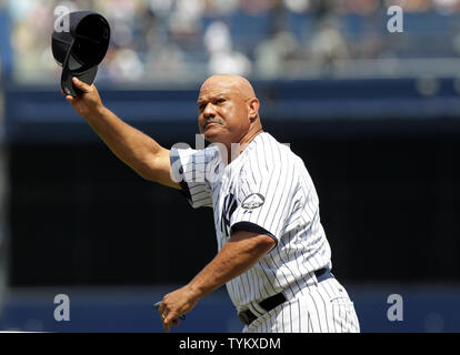 Légende des Yankees de New York Chris Chambliss est introduit à New York Yankees Old Timers' jour avant les New York Yankees jouer les Rays de Tampa Bay au Yankee Stadium de New York le 17 juillet 2010. UPI/John Angelillo Banque D'Images