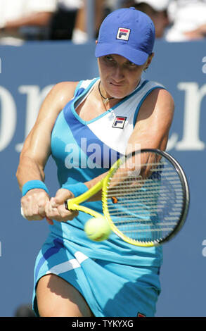 Svetlana Kuznetsova de Russie renvoie la balle à Kimiko Date Krumm du Japon au cours de la première ronde de l'action à l'US Open s'est tenue au National Tennis Center le 31 août 2010 à New York. Photo UPI/Monika Graff... Banque D'Images