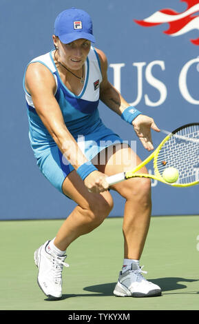 Svetlana Kuznetsova de Russie renvoie la balle à Kimiko Date Krumm du Japon au cours de la première ronde de l'action à l'US Open s'est tenue au National Tennis Center le 31 août 2010 à New York. Photo UPI/Monika Graff... Banque D'Images