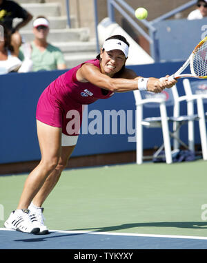 Kimiko Date Krumm du Japon renvoie la balle à Svetlana Kuznetsova de la Russie au cours de la première ronde de l'action à l'US Open s'est tenue au National Tennis Center le 31 août 2010 à New York. Photo UPI/Monika Graff... Banque D'Images