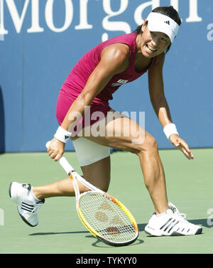 Svetlana Kuznetsova de Russie renvoie la balle à Kimiko Date Krumm du Japon au cours de la première ronde de l'action à l'US Open s'est tenue au National Tennis Center le 31 août 2010 à New York. Photo UPI/Monika Graff... Banque D'Images