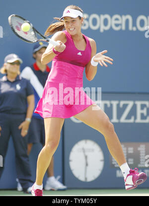 23 11 de la Serbie renvoie la balle à Jie Zheng de la Chine au cours de l'action double de second tour à l'US Open s'est tenue au National Tennis Center le 1 septembre 2010 à New York. Photo UPI/Monika Graff... Banque D'Images