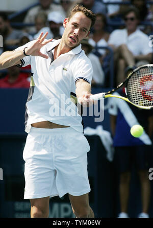 Michael Llodra de France renvoie la balle à Tomas Berdych de la République tchèque au cours de l'action de second tour à l'US Open s'est tenue au National Tennis Center le 1 septembre 2010 à New York. Photo UPI/Monika Graff... Banque D'Images