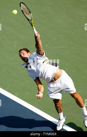 Michael Llodra de France sert à Tomas Berdych de la République tchèque au cours de l'action de second tour à l'US Open s'est tenue au National Tennis Center le 1 septembre 2010 à New York. Photo UPI/Monika Graff... Banque D'Images