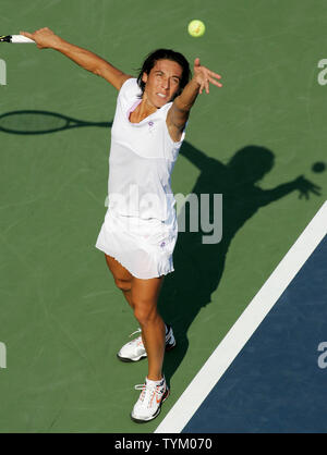 L'Italie Francesca Schiavone, sixième tête, sert à l'autre sœur Maria Elena Camerin au cours de l'action de second tour à l'US Open s'est tenue au National Tennis Center le 1 septembre 2010 à New York. Photo UPI/Monika Graff... Banque D'Images