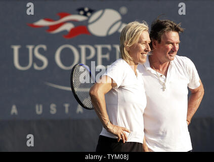 Jimmy Connors et Martina Navratilova se tenir sur les tribunaux de la pratique à l'US Open Tennis Championships à New York le 2 septembre 2010. UPI/John Angelillo Banque D'Images