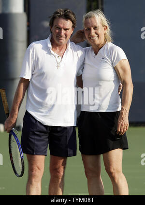 Jimmy Connors et Martina Navratilova se tenir sur les tribunaux de la pratique à l'US Open Tennis Championships à New York le 2 septembre 2010. UPI/John Angelillo Banque D'Images