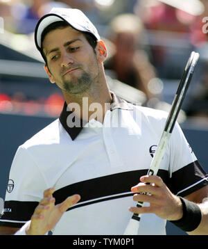 Novak Djokovic, troisième, semences de Serbie réagit après avoir perdu un point à Mardy Fish de l'USA pendant toute l'action au quatrième de la tenue à la National Tennis Center le 6 septembre 2010 à New York. UPI /Monika Graff Banque D'Images