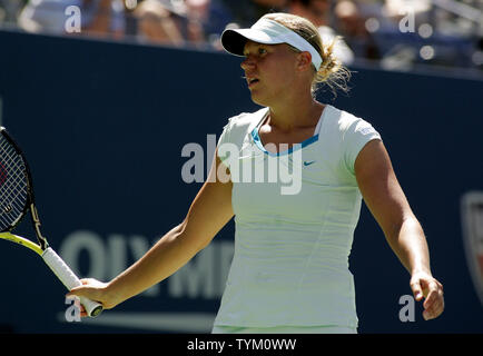 Kaia Kanepi d'Estonie réagit après avoir perdu un match à la Russe Vera Zvonareva pendant leur quart de finale à l'US Open s'est tenue au National Tennis Center le 8 septembre 2010 à New York. UPI /Monika Graff Banque D'Images