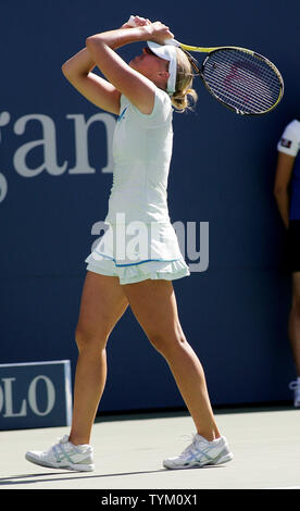 Kaia Kanepi d'Estonie réagit après avoir perdu un autre jeu dans le deuxième jeu de la Russe Vera Zvonareva pendant leur quart de finale à l'US Open s'est tenue au National Tennis Center le 8 septembre 2010 à New York. Zvonareva battre Kanepi 6-3, 7-5. UPI /Monika Graff Banque D'Images