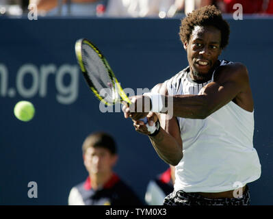 Gaël Monfils de France renvoie la balle à la Serbie de Novak Djokovic, troisième,semences durant leur quart de finale à l'US Open s'est tenue au National Tennis Center le 8 septembre 2010 à New York. UPI /Monika Graff Banque D'Images