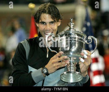 Tête de série de l'Espagne de Rafael Nadal mord son trophée comme il célèbre son premier US Open Championship après avoir battu Novak Djokovic troisième favorite de la Serbie lors de la tenue à l'US Open National Tennis Center le 12 septembre 2010 à New York. Nadal a gagné 6-4 5-7 6-4 6-2. UPI /Monika Graff Banque D'Images