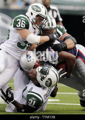 New England Patriots BenJarvus Green-Elis disques dans Nouvelle York Jets Antonio Cromartie comme son casque se détache de la semaine 2 de la NFL saison au New Meadowlands Stadium à East Rutherford, New Jersey le 19 septembre 2010. UPI /John Angelillo Banque D'Images