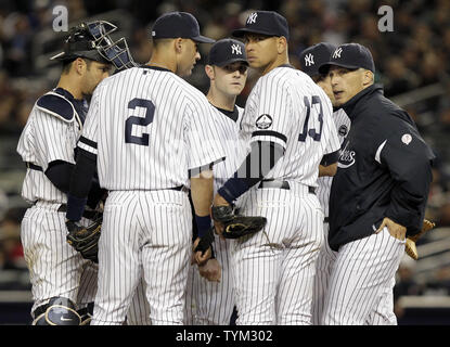 New York Yankees Jorge Posada, Derek Jeter, lanceur droitier David Robertson, Alex Rodriguez et gérant Joe Girardi debout sur le monticule en neuvième manche contre les Rangers du Texas dans le jeu 3 de l'ALCS au Yankee Stadium de New York le 18 octobre 2010. UPI/John Angelillo Banque D'Images