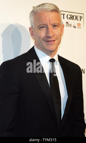 Anderson Cooper arrive pour l 'une vision durable pour la neuvième édition de la Fondation Elton John contre le sida au Cipriani Wall Street à New York le 18 octobre 2010. UPI /Laura Cavanaugh Banque D'Images