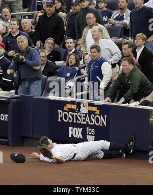 New York Yankees lance Berkman glisse et tombe sur le dos en essayant d'attraper une fausse balle dans la quatrième manche contre les Rangers du Texas dans le jeu 5 de l'ALCS au Yankee Stadium de New York le 20 octobre 2010. UPI/John Angelillo Banque D'Images