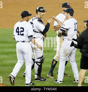 New York Yankees Mariana Rivera (L), Jorge Posada et Lance Berkman (R) célèbrent leur victoire 7 à 2 sur les Texas Rangers en jeu cinq de l'ALCS au Yankee Stadium le 20 octobre 2010 à New York. Les Rangers mener 3 jeux à 2 dans la série en tant que les deux équipes retournent au Texas. UPI/Monika Graff Banque D'Images