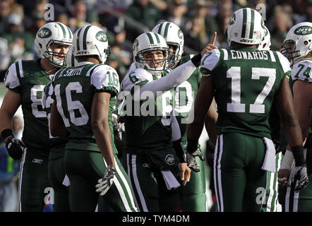 New York Jets Mark Sanchez parle à l'infraction au deuxième trimestre contre Houston Texans dans la semaine 11 de la saison NFL à New Meadowlands Stadium à East Rutherford, New Jersey le 21 novembre 2010. Les Jets défait les Texans 30-27. UPI /John Angelillo Banque D'Images