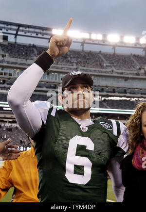New York Jets Mark Sanchez réagit après le match contre les Texans de Houston au cours de la semaine 11 de la saison NFL à New Meadowlands Stadium à East Rutherford, New Jersey le 21 novembre 2010. Les Jets défait les Texans 30-27. UPI /John Angelillo Banque D'Images