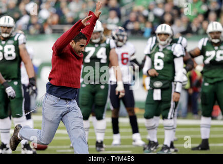 New York Jets Mark Sanchez (6) montres un homme de la foule s'exécuter sur le terrain dans le match contre les Texans de Houston au cours de la semaine 11 de la saison NFL à New Meadowlands Stadium à East Rutherford, New Jersey le 21 novembre 2010. Les Jets défait les Texans 30-27. UPI /John Angelillo Banque D'Images