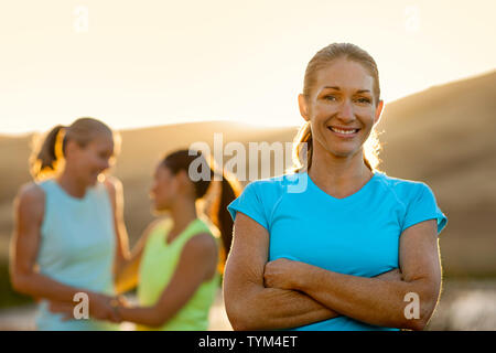 Portrait of a smiling young woman standing in a field. Banque D'Images