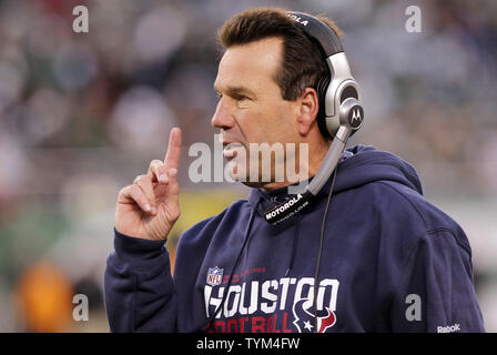 Texans de Houston Gary Kubiak parle à un fonctionnaire du quatrième trimestre par rapport à la Nouvelle York Jets dans la semaine 11 de la saison NFL à New Meadowlands Stadium à East Rutherford, New Jersey le 21 novembre 2010. Les Jets défait les Texans 30-27. UPI /John Angelillo Banque D'Images