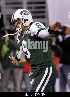 New York Jets Mark Sanchez réagit après avoir jeté un jeu de cour 6 passe de touché gagnant au quatrième trimestre contre Houston Texans dans la semaine 11 de la saison NFL à New Meadowlands Stadium à East Rutherford, New Jersey le 21 novembre 2010. Les Jets défait les Texans 30-27. UPI /John Angelillo Banque D'Images