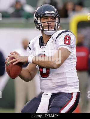 Matt Houston Texans Schaub met à jeter une note au troisième trimestre contre les Jets de New York au cours de la semaine 11 de la saison NFL à New Meadowlands Stadium à East Rutherford, New Jersey le 21 novembre 2010. Les Jets défait les Texans 30-27. UPI /John Angelillo Banque D'Images