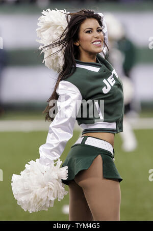 Une nouvelle York Jets cheerleader de l'équipage de conduite exécute pendant un temps d'arrêt que le Houston Texans jouer les Jets de New York au cours de la semaine 11 de la saison NFL à New Meadowlands Stadium à East Rutherford, New Jersey le 21 novembre 2010. Les Jets défait les Texans 30-27. UPI /John Angelillo Banque D'Images