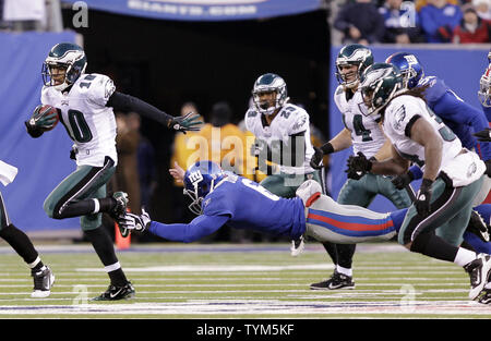 New York Giants Matt Dodge plonge pour Philadelphia Eagles DeSean Jackson qui renvoie un botté de 65 verges pour un touché avec pas de temps restant sur l'horloge dans le quatrième trimestre au New Meadowlands Stadium au cours de la semaine 15 de la NFL à East Rutherford, New Jersey le 19 décembre 2010. L'Eagles défait les géants 38-31. UPI /John Angelillo Banque D'Images