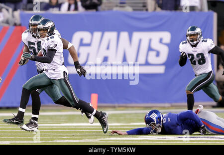 New York Giants Matt Dodge plonge pour Philadelphia Eagles DeSean Jackson qui renvoie un botté de 65 verges pour un touché avec pas de temps restant sur l'horloge dans le quatrième trimestre au New Meadowlands Stadium au cours de la semaine 15 de la NFL à East Rutherford, New Jersey le 19 décembre 2010. L'Eagles défait les géants 38-31. UPI /John Angelillo Banque D'Images
