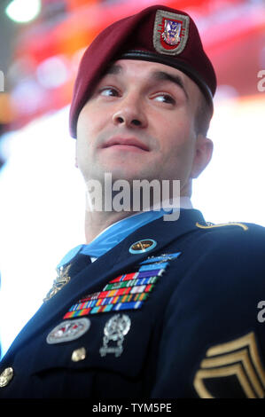 Récipiendaire de la médaille d'honneur de l'armée, le sergent-chef. Salvatore Giunta est à Times Square le soir du Réveillon à New York le 1er janvier 2011. UPI/Dennis Van Tine Banque D'Images