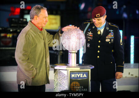 Récipiendaire de la médaille d'honneur de l'armée, le sergent-chef. Salvatore Giunta et le maire Michael Bloomberg y mettre les mains sur un nouveau ballon miniature années à Times Square le soir du Réveillon à New York le 1er janvier 2011. UPI/Dennis Van Tine Banque D'Images