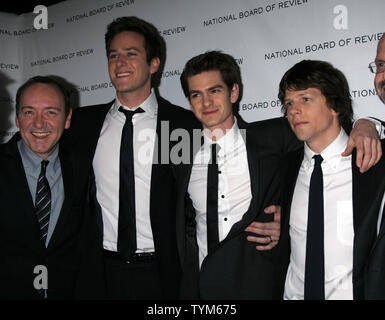 Kevin Spacey, Armie Hammer, Andrew Garfield et Jesse Eisenberg arrivent pour le National Board of Review of Motion Pictures Awards Gala au Cipriani à New York le 11 janvier 2011. UPI /Laura Cavanaugh Banque D'Images