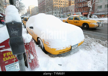 Une cabine de neige est stationné le long de Broadway dans l'Upper West Side après une tempête a laissé plus de 8 pouces de neige le 12 janvier 2011 à New York. La ville a obtenu de bons résultats après cette tempête par rapport à la tempête de Décembre 27 qui a donné lieu à de nombreuses rues et des transports de masse non labouré gauche cauchemars. UPI /Monika Graff Banque D'Images