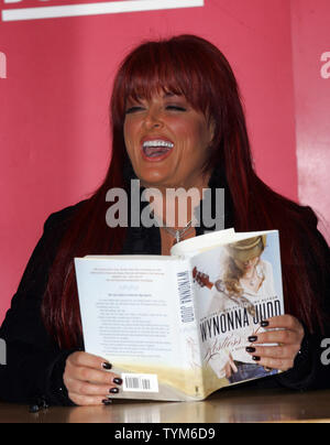 Wynonna Judd signe des exemplaires de son nouveau livre 'Restless Heart' sur et la musique à Time Warner Center à New York le 25 janvier 2011. UPI /Laura Cavanaugh Banque D'Images
