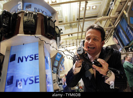 WABC-TV Météorologue Bill Evans fait semblant de faire un échange sur le parquet de la Bourse de New York à Wall Street le 26 janvier 2011 à New York. UPI/John Angelillo Banque D'Images
