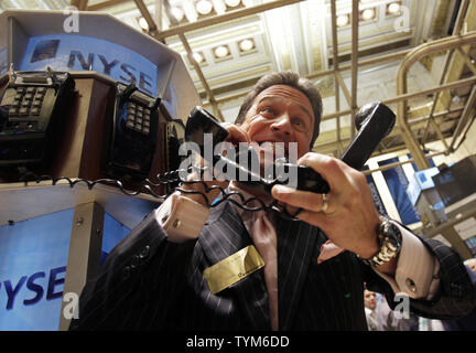 WABC-TV Météorologue Bill Evans fait semblant de faire un échange sur le parquet de la Bourse de New York à Wall Street le 26 janvier 2011 à New York. UPI/John Angelillo Banque D'Images