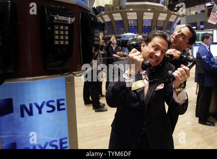 WABC-TV Météorologue Bill Evans et WABC-TV anchor Ken Rosato prétendre être sur le plancher de la Bourse de New York à Wall Street le 26 janvier 2011 à New York. UPI/John Angelillo Banque D'Images
