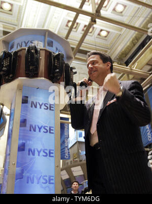 WABC-TV Météorologue Bill Evans fait semblant de faire un échange sur le parquet de la Bourse de New York à Wall Street le 26 janvier 2011 à New York. UPI/John Angelillo Banque D'Images