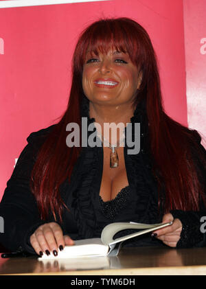 Wynonna Judd signe des exemplaires de son nouveau livre 'Restless Heart' sur et la musique à Time Warner Center à New York le 25 janvier 2011. UPI /Laura Cavanaugh Banque D'Images