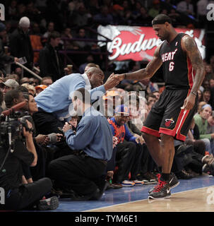 Hall of Fame Los Angeles Lakers player Magic Johnson, serre la main avec le Miami Heat LeBron James alors que son équipe tire de lancers au premier trimestre contre le New York Knick sam Madison Square Garden de New York le 27 janvier 2011. UPI/John Angelillo Banque D'Images