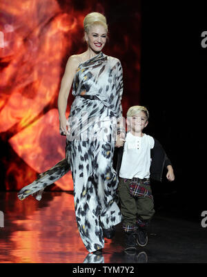 Gwen Stefani et son fils Kingston Rossdale à pied sur la piste après le L.A.M.B. fashion show à l'automne 2011 Collections de Mercedes-Benz Fashion Week au Lincoln Center de New York le 17 février 2011. UPI/John Angelillo Banque D'Images