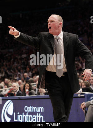 Milwaukee Bucks Head coach Scott Skiles réagit au premier trimestre contre les New York Knicks en Carmelo Anthony's premier jeu jamais comme un Knick au Madison Square Garden de New York le 23 février 2011. UPI/John Angelillo Banque D'Images